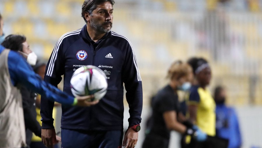 Luego de siete años, José Letelier deja la banca de la Roja femenina