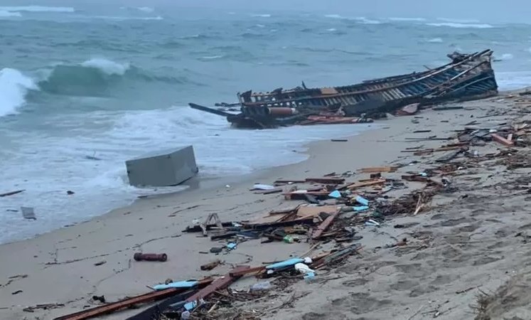 Al menos 62 migrantes, incluidos 12 niños, mueren tras naufragar en la costa sur de Italia