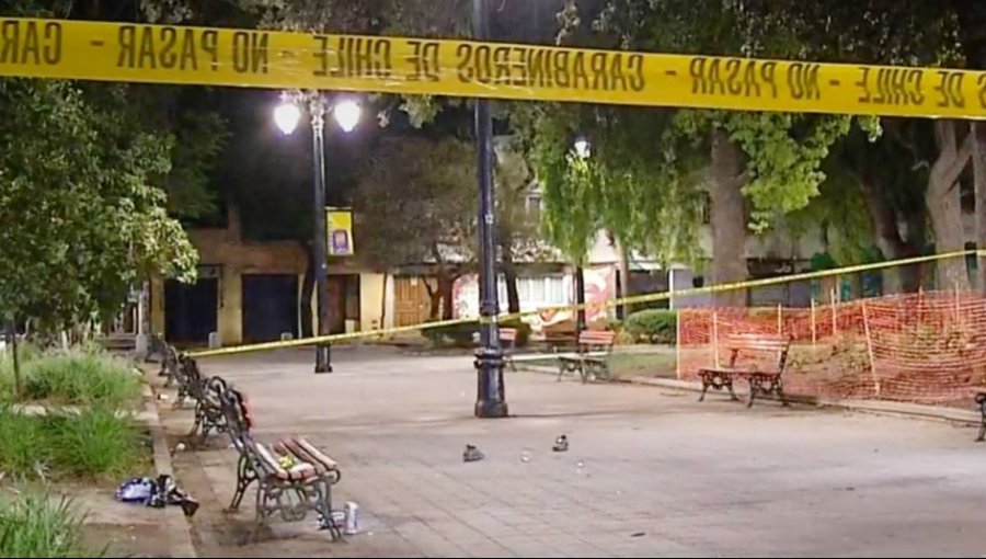 Hombre fue apuñalado y baleado en la plaza Yungay de Santiago: debió ser trasladado de urgencia a un hospital