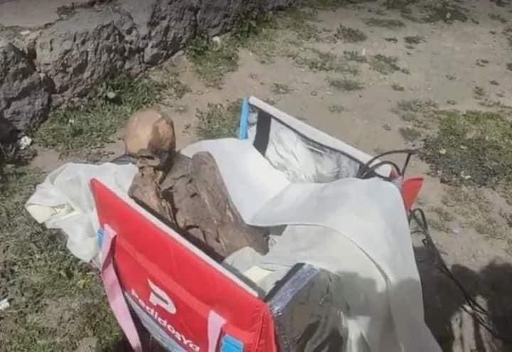 Encuentran una momia prehispánica al interior de mochila de un repartidor de envíos en Perú