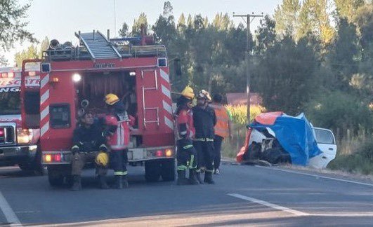 Colisión frontal de alta energía entre dos vehículos deja tres personas fallecidas y cinco lesionadas en Longaví