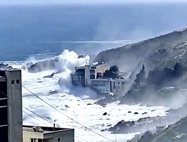 Filtran Impactantes imágenes de marejadas que golpean al abandonado hotel Punta Piqueros de Concón