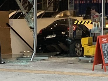 Conductor perdió el control de su vehículo y terminó en las escaleras de un centro comercial en Quilpué