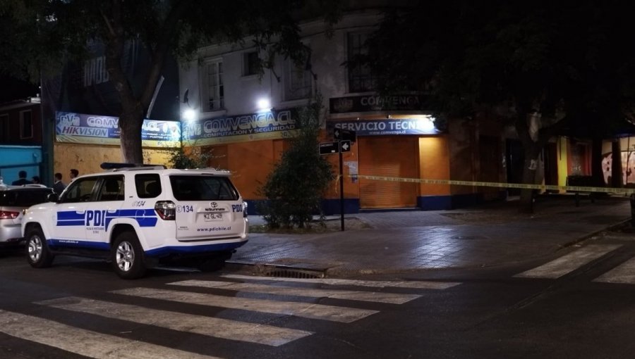 Detective de la PDI repelió a balazos un asalto en su contra en el centro de Santiago: logró detener a un delincuente