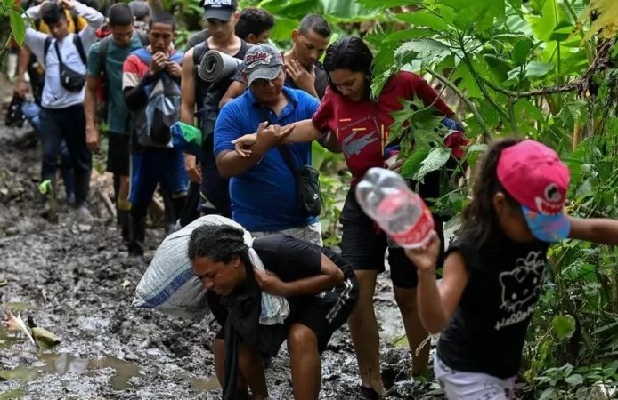 Cuatro factores para entender por qué los ecuatorianos son ahora los sudamericanos que más cruzan la selva del Darién camino a EE.UU.