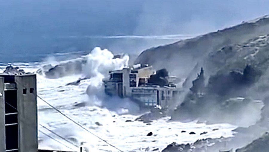 Filtran Impactantes imágenes de marejadas que golpean al abandonado hotel Punta Piqueros de Concón