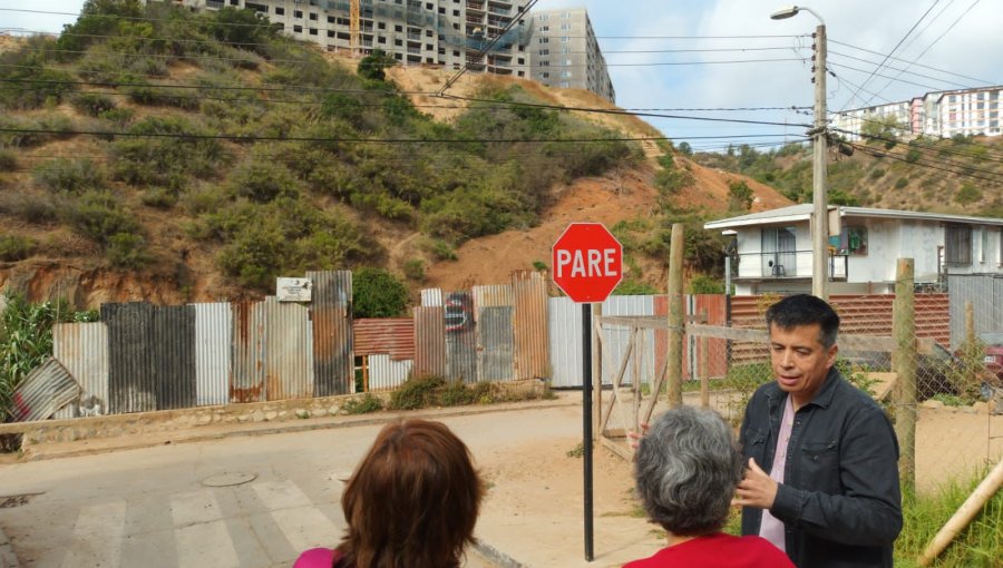 Diputado Celis pide a autoridades intervenir ante deslizamiento de tierra en Valparaíso por construcción de megaedificio en Viña del Mar
