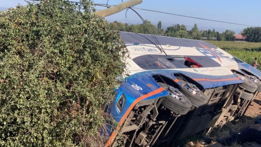 Dos fallecidos y varios lesionados deja volcamiento de bus de dos pisos en la ruta 5 Sur a la altura de Chimbarongo