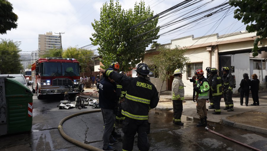 Incendio afectó a una vivienda de dos pisos en 7 norte con 2 oriente en Viña del Mar