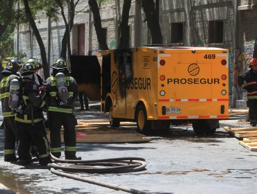Delincuentes roban y queman camión de valores a metros del palacio de La Moneda