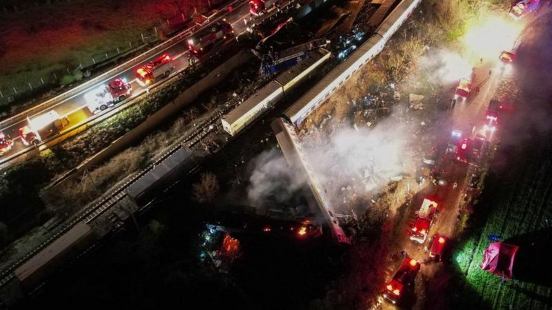 Al menos 36 fallecidos y decenas de heridos deja colisión de trenes en el norte de Grecia