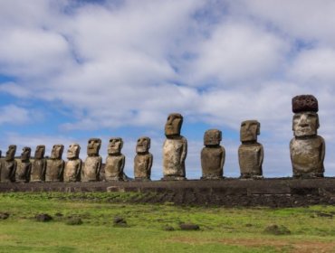 Revuelo mundial por hallazgo de un nuevo moai sepultado en lago seco de Rapa Nui