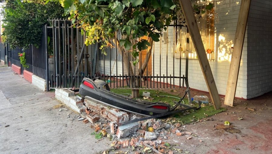 Tras portonazo, delincuentes chocaron camioneta contra dos viviendas en Maipú