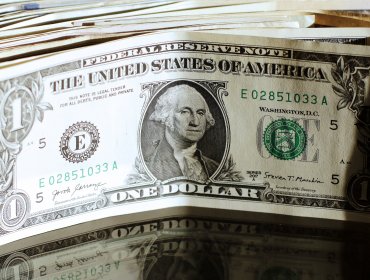 Dólar registra fuerte caída en jornada de positivas cifras económicas del Imacec: llega a los $820