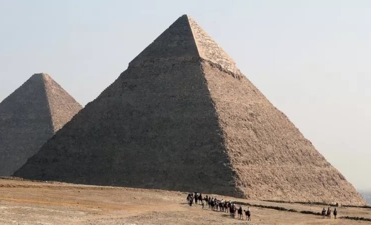 Confirman hallazgo de un pasillo interior oculto sobre la entrada principal de la Gran Pirámide de Guiza en Egipto