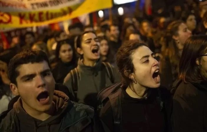 Manifestantes se tomaron las calles de Grecia para protestar por el choque de trenes que dejó al menos 57 fallecidos