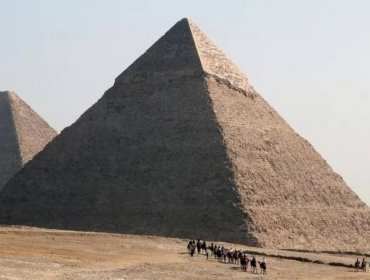 Confirman hallazgo de un pasillo interior oculto sobre la entrada principal de la Gran Pirámide de Guiza en Egipto