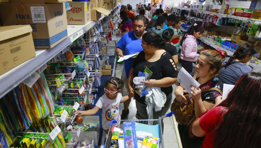 Autoridades de Valparaíso refuerzan llamado a comprar artículos escolares sólo en el comercio establecido