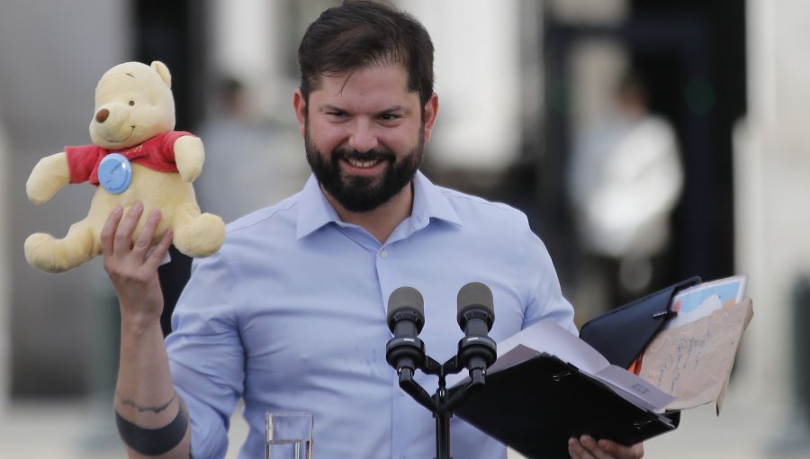 "Maldito Fabrizio, te quiero": Presidente Boric recibió peluche de Winnie the Pooh en alusión a rutina de Copano en Viña