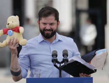 "Maldito Fabrizio, te quiero": Presidente Boric recibió peluche de Winnie the Pooh en alusión a rutina de Copano en Viña
