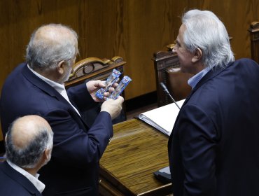 Senador Moreira regaló conejos de chocolate a ministro de Vivienda tras declaraciones por incendios forestales