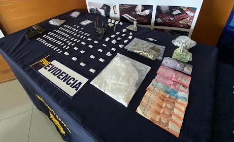 Allanan 15 casas, detienen a 13 personas e incautan droga, armas y munición en tres comunas de la provincia de San Antonio