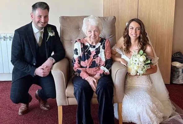 Novia británica recreó su matrimonio en un geriátrico que participara su abuela con demencia