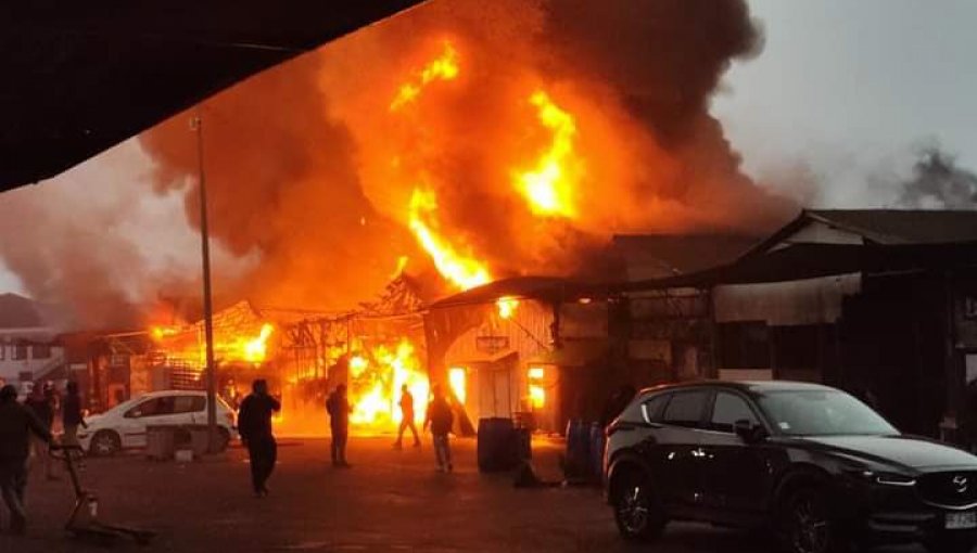 Brutal incendio afectó a feria mayorista de San Antonio: Bomberos evacuó a la población cercana