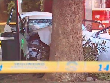 Conductor fallece tras choque frontal de su automóvil contra un árbol en Providencia: su acompañante está grave