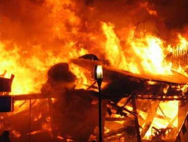 Ataque incendiario deja dos casas consumidas al interior de un predio en Cañete