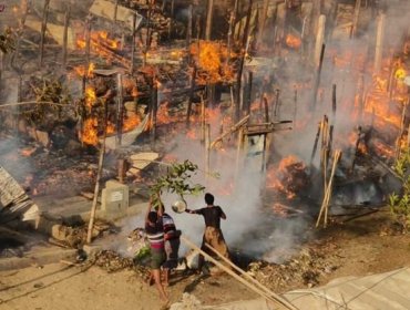 Incendio en el campamento de refugiados más grande del mundo en Bangladesh deja a unas 12 mil personas sin refugio