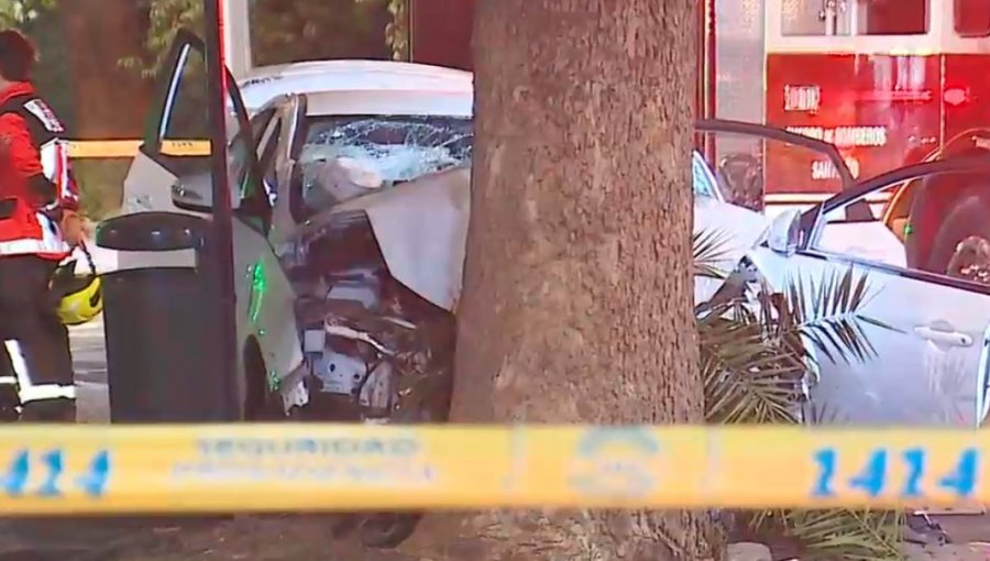 Conductor fallece tras choque frontal de su automóvil contra un árbol en Providencia: su acompañante está grave