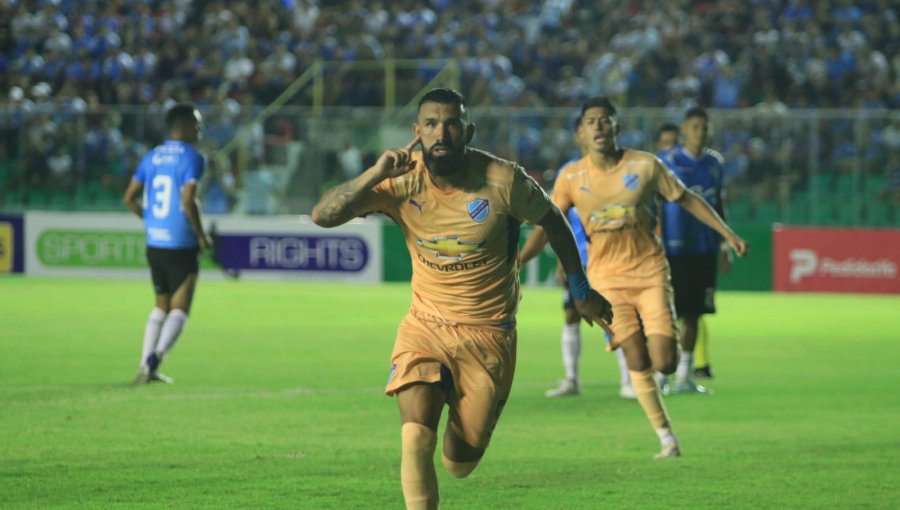 Ronnie Fernández se luce anotando un triplete en Bolivar y es el máximo goleador de la liga boliviana