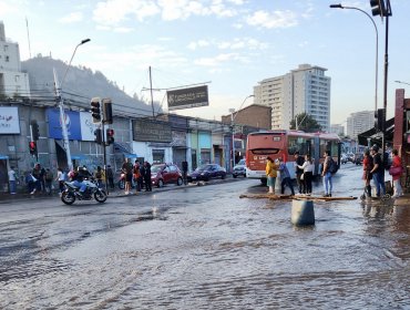 Caos en Recoleta por rotura de matriz: semáforos apagados y desvíos complican a transeúntes este «Súper Lunes»