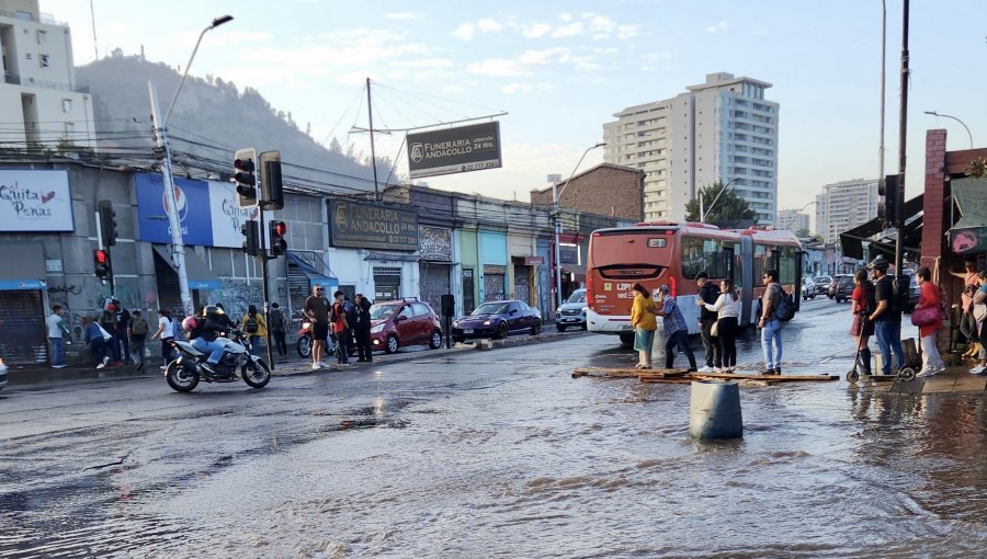 Caos en Recoleta por rotura de matriz: semáforos apagados y desvíos complican a transeúntes este «Súper Lunes»