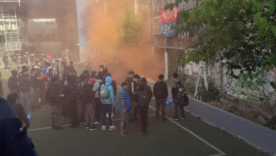 Estudiantes prendieron bengalas y lanzaron fuegos artificiales en velatón por muerte de alumno del Liceo de Aplicación