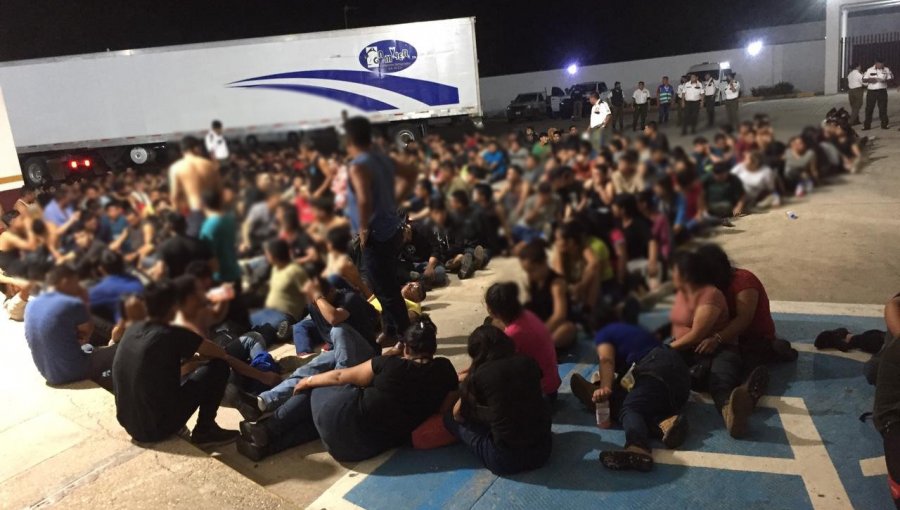 103 niños migrantes sin compañía de familiares adultos fueron encontrados en un camión abandonado en México