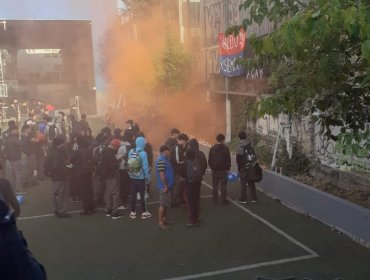 Estudiantes prendieron bengalas y lanzaron fuegos artificiales en velatón por muerte de alumno del Liceo de Aplicación