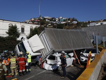 Camión volcó y cayó sobre vehículos dejando al menos 11 lesionados en la Av. Santos Ossa de Valparaíso