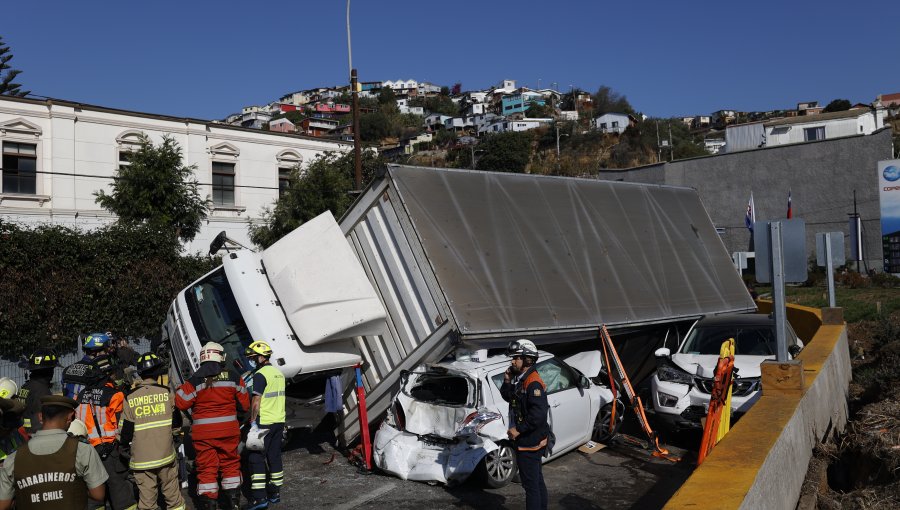 Camión volcó y cayó sobre vehículos dejando al menos 11 lesionados en la Av. Santos Ossa de Valparaíso