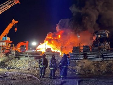 Seis camiones quemados y una gran columna de humo deja incendio en planta de procesamiento de desechos en Lampa