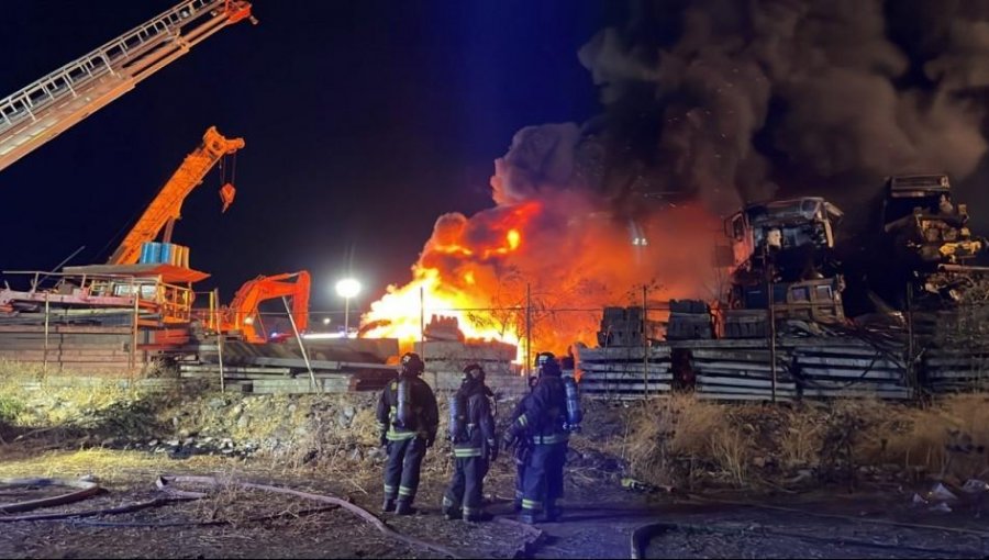 Seis camiones quemados y una gran columna de humo deja incendio en planta de procesamiento de desechos en Lampa