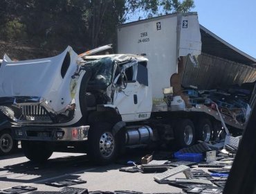 Camión perdió su carga tras colisionar con barreras New Jersey en la rotonda El Trébol de Viña del Mar