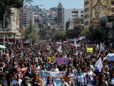 Masiva marcha en las principales calles de Valparaíso por la conmemoración del Día Internacional de la Mujer
