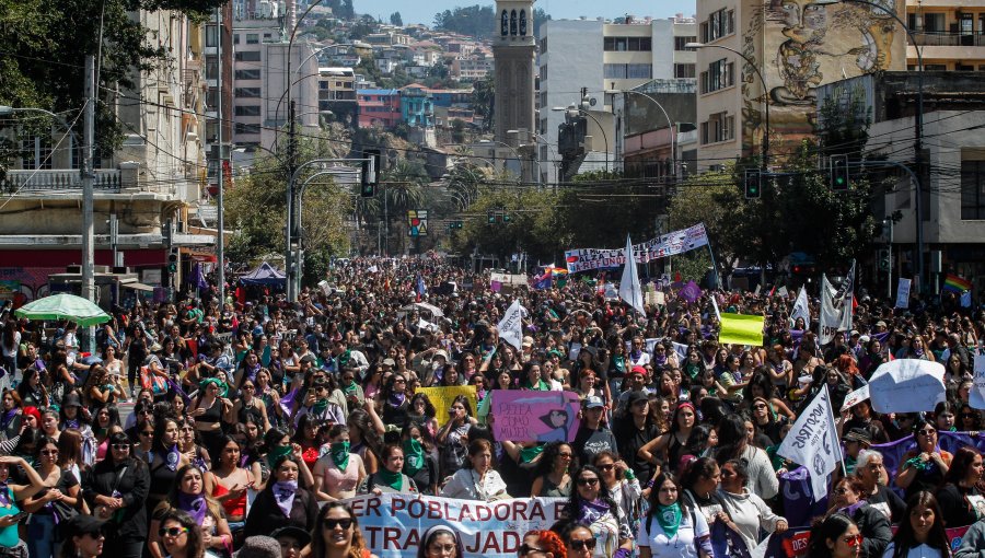 Masiva marcha en las principales calles de Valparaíso por la conmemoración del Día Internacional de la Mujer