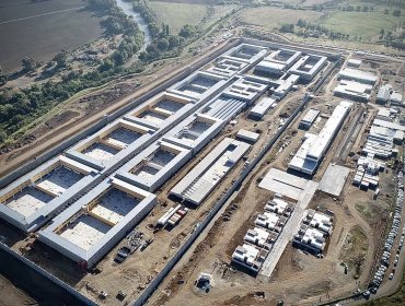 Empresa que construye el Hospital de Marga Marga demanda por $21 mil millones al Fisco por cambios al contrato de la cárcel de Talca