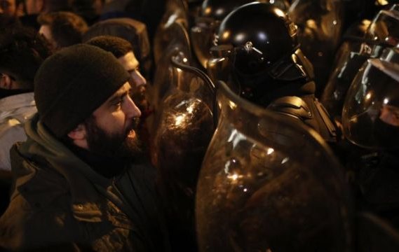 Masivas protestas en Georgia llevaron al gobierno a retirar una legislación que para muchos seguía el modelo de Putin