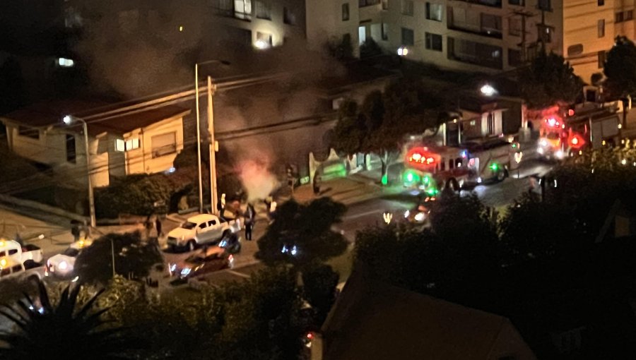 Incendio estructural afectó el jardín de una vivienda de calle Limache en Viña del Mar