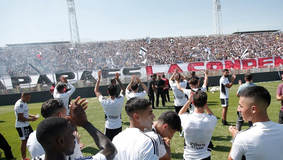 "Ver festejar a papá...": Hinchada de Colo-Colo "calentó" el Superclásico con lienzo dedicado a la U en el "arengazo"