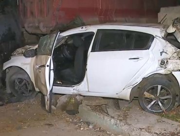 Vehículo robado por adolescente termina incrustado en domicilio de Recoleta tras persecución policial